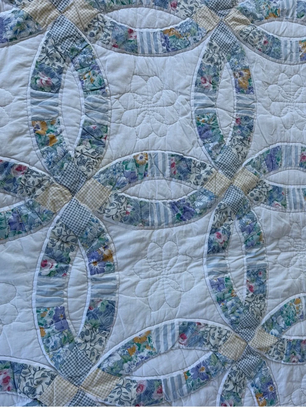 VTG Double Wedding Ring Quilt Hand Quilted Scalloped Edges Cottage Shabby King